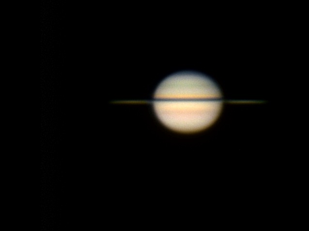 Saturne avec son anneau vu par la tranche